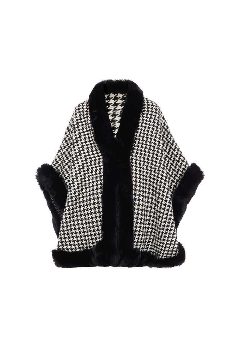 Poncho în carouri alb-negru, cu guler și manșete din blană artificială neagră, având o textură moale și un design lejer, fluid.