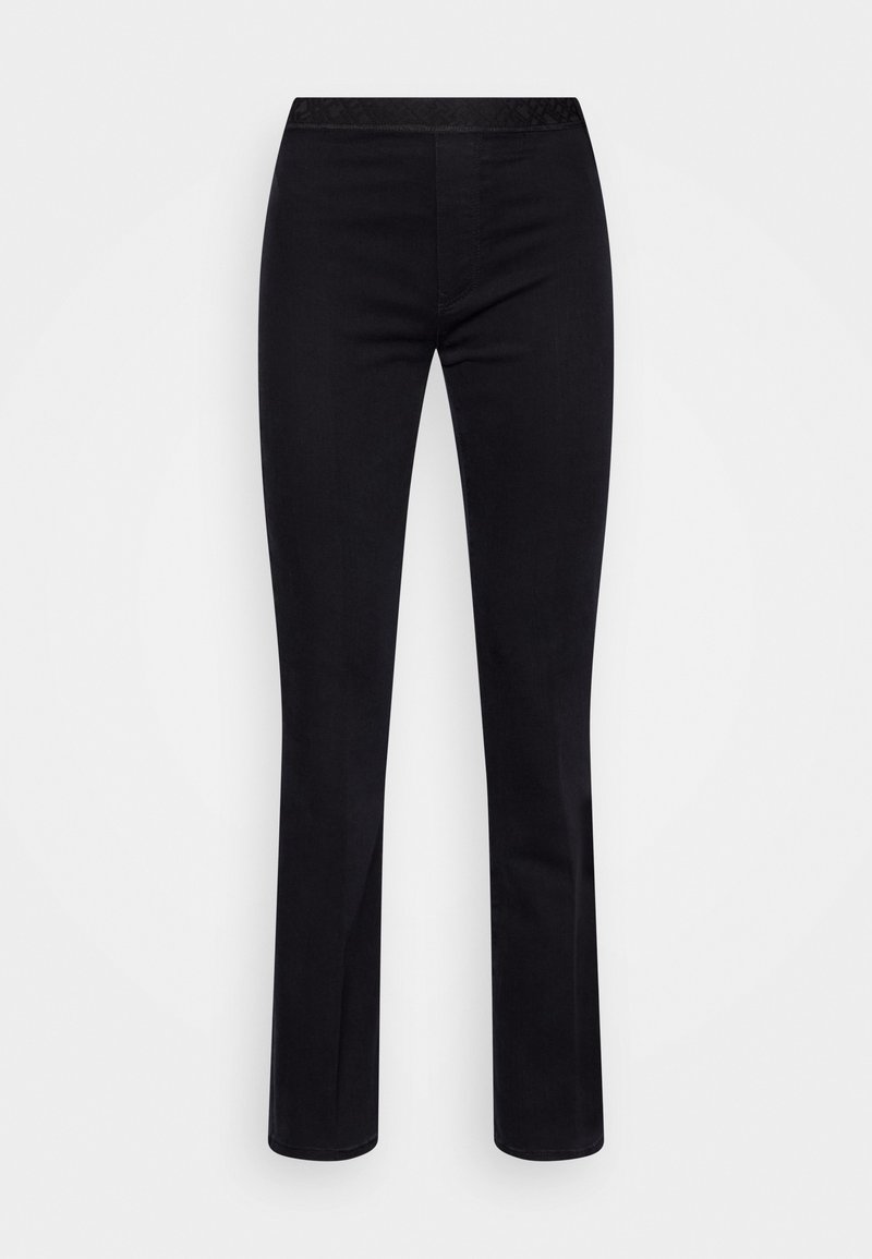 Pantalon noir droit avec une taille ajustée et des détails subtils de coutures sur le devant, présenté sur un fond blanc uni.