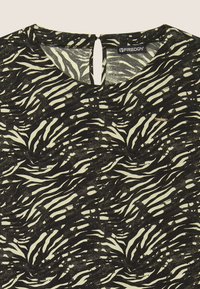 Freddy MIDI  ANIMALIER CON MANICHE CORTE - Vestido informal - green zebra animalier