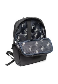 Czarny plecak o gładkiej powierzchni, z zamkiem błyskawicznym i wzorzystym granatowym wnętrzem z logo. Wyposażony w regulowane paski i przednią kieszeń.