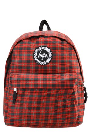 Rød og sort ternet rygsæk med lynlåslomme foran og rund sort logopatch med teksten "hype." i hvid skrift, sort hank på toppen.