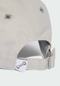 Jasnoszara czapka wykonana z teksturowanej tkaniny, z dodatkami w kolorze srebrnym, plastikowym regulowanym paskiem oraz małą grafiką kości na metce.