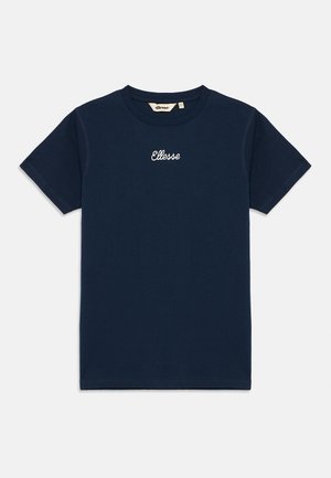 Camiseta de algodón azul marino con mangas cortas, cuello redondo y logo bordado en blanco de "Ellesse" en el pecho. Textura suave, diseño casual.