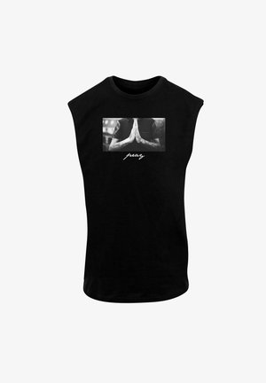 Svart ärmlös T-shirt med en gråskala tryck av händer i böneposition och ordet "pray" i vit kursiv skrift.