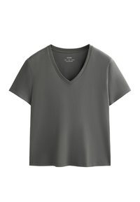 Harmaa V-pääntie t-paita lyhyillä hihoilla, valmistettu sileästä kankaasta. Ominaisuuksiin kuuluu rento istuvuus ja yksinkertainen muotoilu ilman kuvioita tai metalliosia.