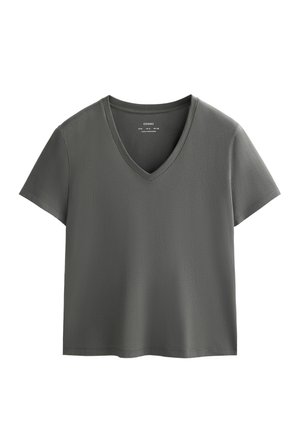 Siva majica s V-izrezom i kratkim rukavima, napravljena od glatkog materijala. Ima opušten kroj i jednostavan dizajn bez uzoraka ili dodataka.