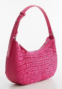 Borsa rosa con design in tessuto intrecciato e dettagli in ecopelle liscia. Presenta una forma curva e una chiusura con zip. Tracolla regolabile.