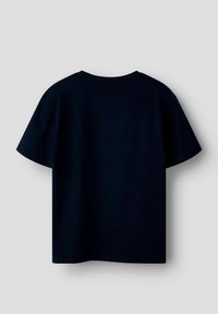Czarny t-shirt z krótkim rękawem, z okrągłym dekoltem, wykonany z miękkiej bawełny o gładkiej fakturze i luźnym kroju.