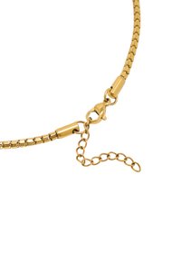 Naszyjnik z metalicznym wykończeniem w kolorze złotym, charakteryzujący się elastycznym wzorem z ciasno połączonych ogniw. Zawiera zapięcie na homara oraz regulowany łańcuszek przedłużający.