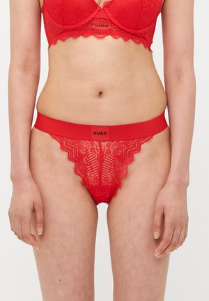 Rød blonde bralette og matchende thong med bølget kant, bred elastisk søm med "HUGO"-logo og intrikate blonde detaljer.