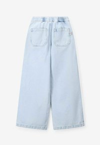 Pantalons en denim bleu clair, à jambes larges, avec une taille élastique, deux poches arrière et une texture lisse. Design simple et classique sans embellissements.