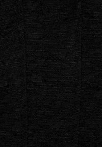 Texturerad svart tyg med ett subtilt, linjärt mönster som visar en vävd känsla. Ytan har en något grov känsla.