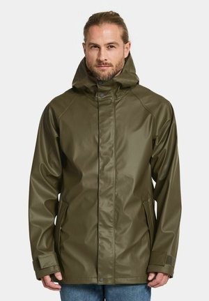 Wasserfeste Jacke in Olivgrün mit hohem Kragen und Kapuze, ausgestattet mit Druckknöpfen und Seitentaschen; glatte, glänzende Textur.