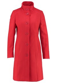 Manteau en laine rouge avec un col haut, six grands boutons, poches latérales et détails texturés aux épaules. Manches longues et coupe cintrée.