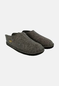 Grå flade slippers med lukket tå-design, blød tekstur og en sort gummisål. Har et lille guldlogo på siden.