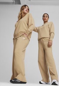 Puma BETTER CLASSICS RELAXED  - Treningo apatinė dalis - prairie tan