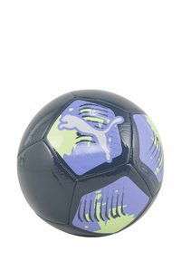 Balón de fútbol Puma con una superficie brillante en azul oscuro, con acentos en verde y morado, y un logo negro. Presenta paneles hexagonales con patrones texturizados.