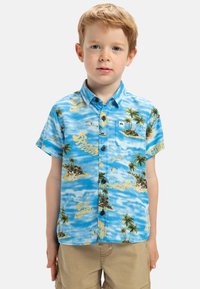 Korte mouwen overhemd met knopen, blauw wolkenpatroon met afbeeldingen van palmbomen en een strand, van katoen, voorzak, merklabel details.