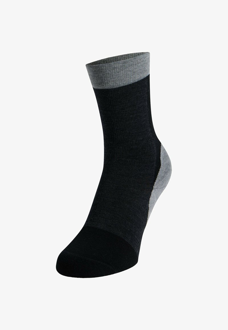 Chaussette tricotée noire et grise avec un bord côtelé, présentant un design en blocs et des couleurs contrastantes au niveau des orteils et du talon pour une meilleure durabilité.