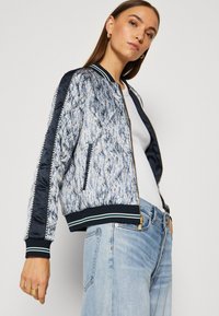 Scotch & Soda EMBROIDERED WITH CONTRAST DETAIL - Giubbotto Bomber - night