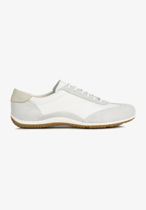 Witte en grijze sneaker van leer en suede, met een rubberen zool, ronde vorm, vetersluiting en geschulpte accenten op de hiel.