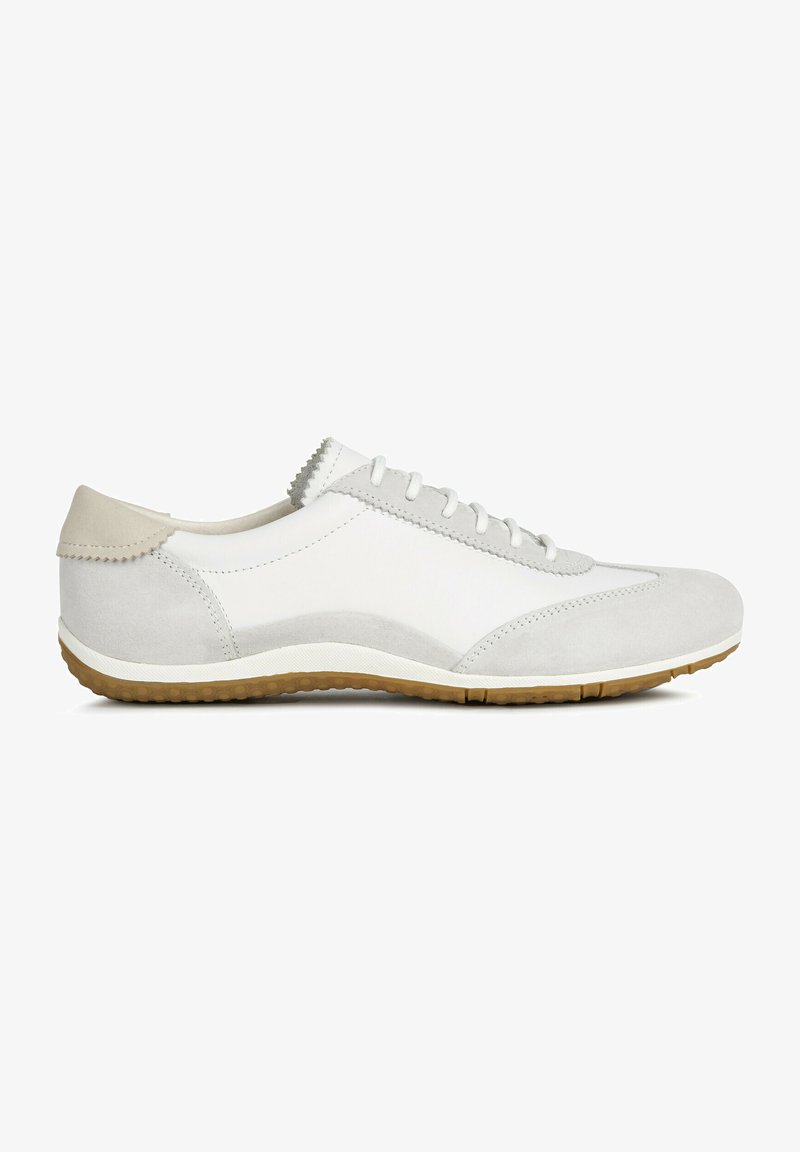 Baskets blanches et grises en cuir et en daim, dotées d'une semelle en caoutchouc, d'une forme arrondie, d'un laçage et d'accents festonnés au niveau du talon.