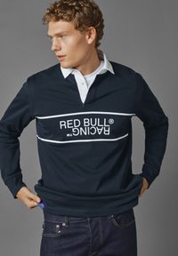 Námořnická modrá polokošile s dlouhým rukávem a bílým límečkem s logem "RED BULL RACING". Má slim fit a texturovanou tkaninu.