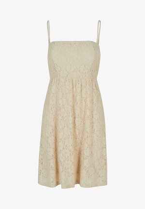 Čipkované šaty v svetlo béžovej farbe s tenkými nastaviteľnými ramienkami, textúrovaným kvetinovým vzorom a zúženým pásom, ktoré prechádzajú do sukne po kolená.