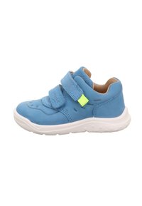 Blaue Wildleder-Sneaker mit zwei Klettverschlüssen, weißer Gummisohle und perforierten Details für Atmungsaktivität. Verfügt über einen kleinen neonfarbenen Akzent.