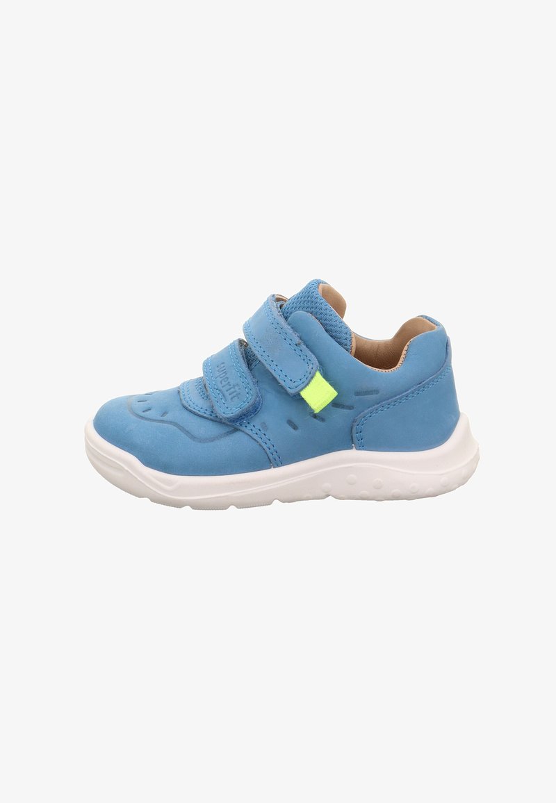 Blaue Wildleder-Sneaker mit zwei Klettverschlüssen, weißer Gummisohle und perforierten Details für Atmungsaktivität. Verfügt über einen kleinen neonfarbenen Akzent.