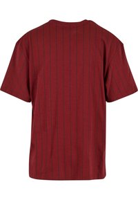 Rød kortærmet T-shirt med lodrette navy-striber, rund hals og afslappet pasform. Fremstillet af let bomuldsmateriale.