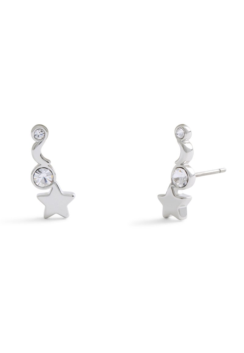 Boucles d'oreilles en argent avec un design ondulé, ornées de trois cristaux transparents et d'une étoile en accent en bas. Fini métal lisse.