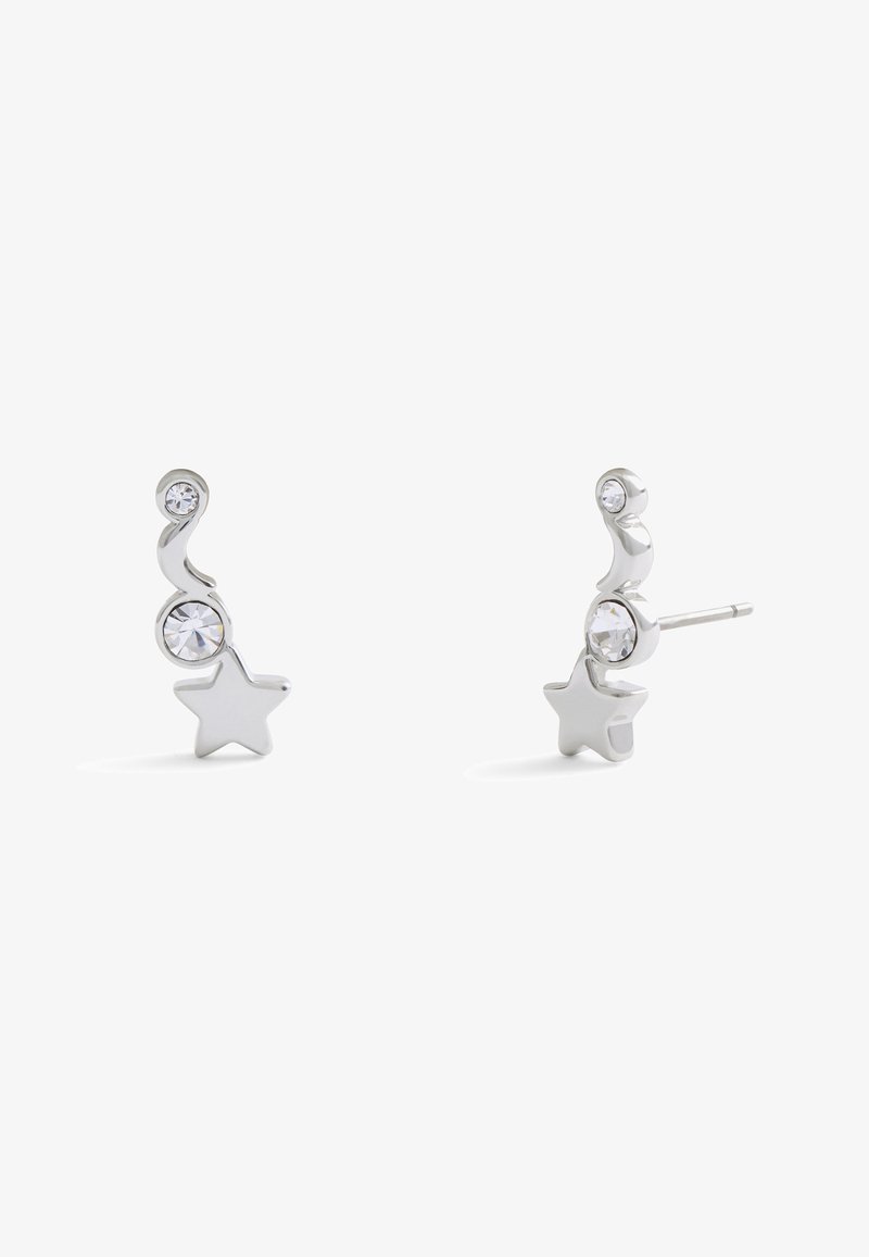 Boucles d'oreilles en argent avec un design ondulé, ornées de trois cristaux transparents et d'une étoile en accent en bas. Fini métal lisse.