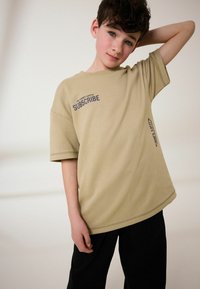 Next SUBSCRIBE HEAVYWEIGHT SHORT SLEEVE AND WIDE LEG JOGGERS SET - Verryttelyhousut - black stone