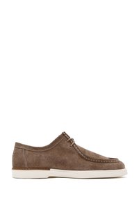 Scarpe in suede marroni con punta tonda, suola bianca e dettagli cuciti. Presentano un design a scollatura bassa e lacci decorativi.