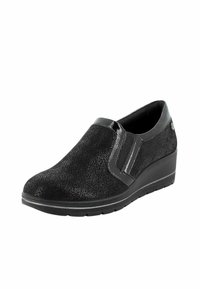 Scarpe slip-on nere con un motivo testurizzato, pannelli laterali elastici, tacco a zeppa e un accento liscio e lucido vicino al tallone.