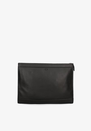 Zwarte leren clutch met een subtiele textuur, voorzien van een gladde onderkant en een ritsluiting aan de bovenkant. Minimalistisch design met een logo-accent.