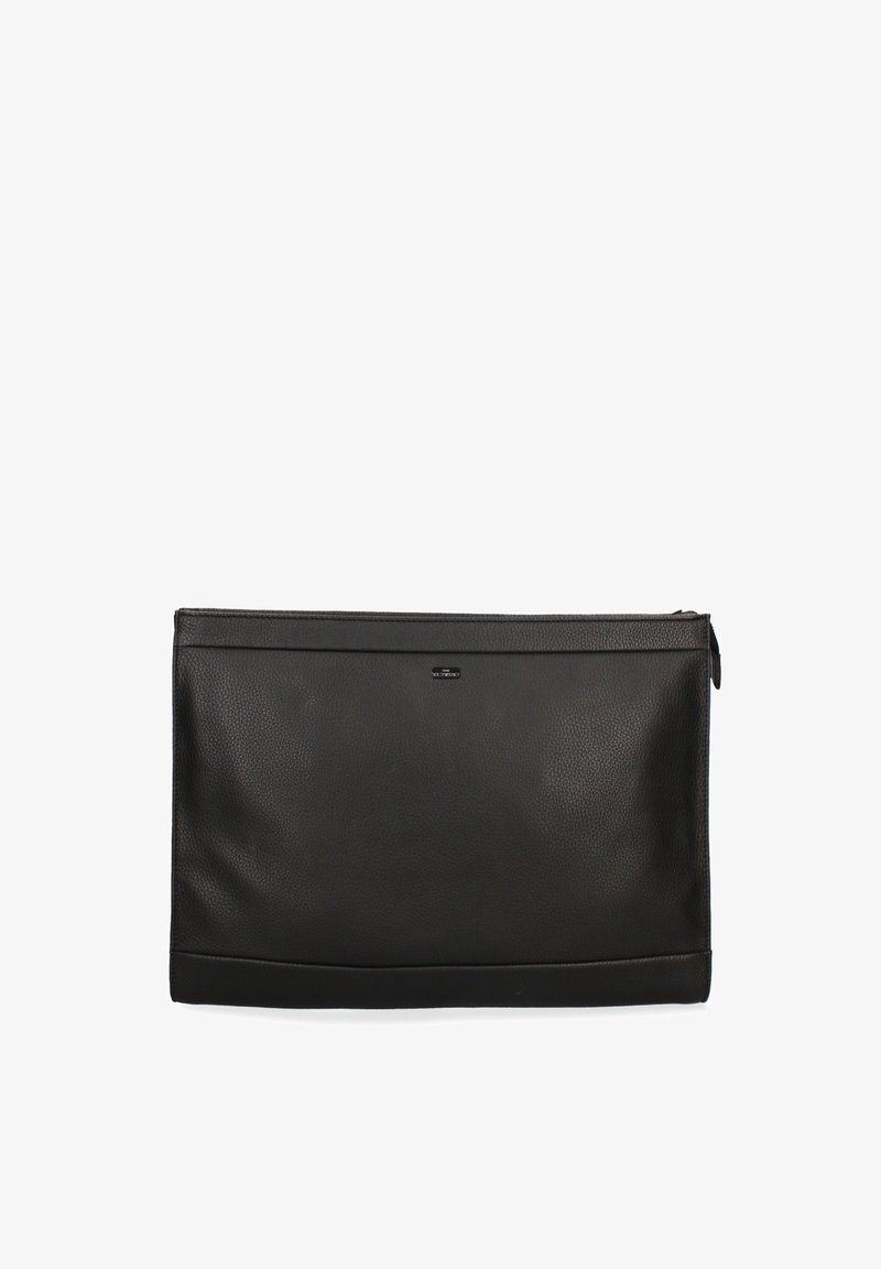 Zwarte leren clutch met een subtiele textuur, voorzien van een gladde onderkant en een ritsluiting aan de bovenkant. Minimalistisch design met een logo-accent.