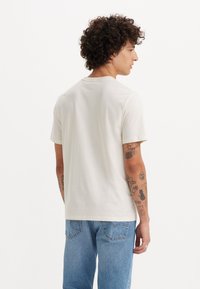 Levi's® GRAPHIC CREWNECK TEE - Camiseta estampada - egret