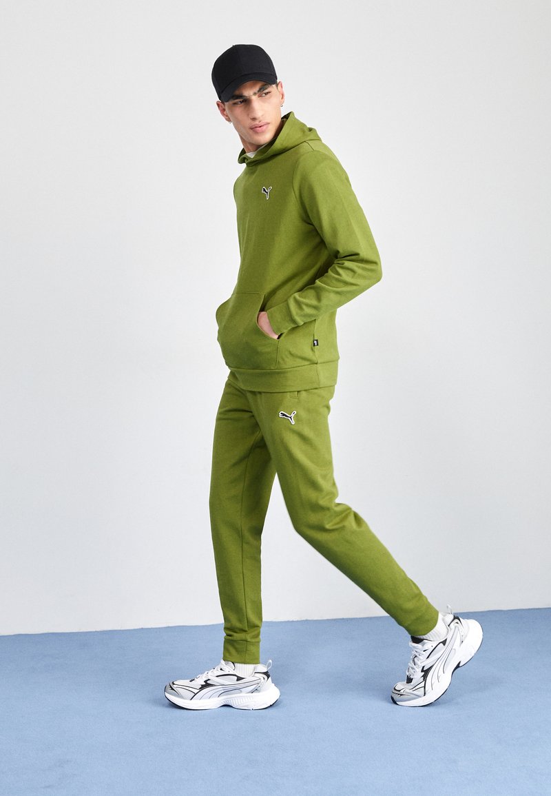 Puma BETTER ESSENTIALS - Mikina s kapucí - olive green