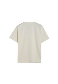 Camiseta de algodón color crema, corte holgado, mangas cortas, cuello redondo, diseño liso sin logotipos ni patrones visibles, textura suave.