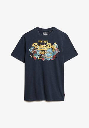 Navyblauwe katoenen t-shirt met een kleurrijke grafische print met de tekst "Vintage SuperDry" en decoratieve elementen, waaronder bloemen en een masker.