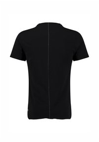Camiseta negra de manga corta vista desde la espalda con una costura vertical visible que recorre el centro.