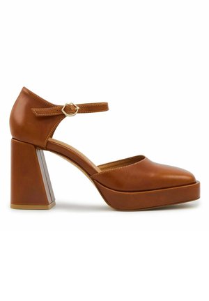 Des escarpins en cuir marron avec une bride de cheville, dotés d'un talon épais géométrique et d'un bout arrondi lisse. Un design épuré avec un minimum de détails.