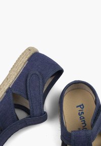 Navy sininen kangas sandaalit, joissa on espadrille-juteepohja. Ominaisuuksina varma muotoilu leveillä hihnoilla ja pehmeä sisävuori mukavuutta varten.