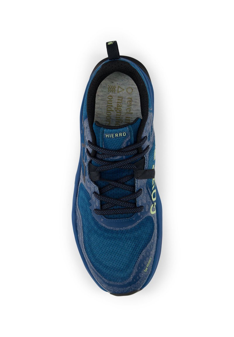 Blauer Sportschuh mit Mesh-Gewebe, strukturierten Akzenten und runder Zehenpartie. Verfügt über schwarze Schnürsenkel und ein grünes Logo an der Seite.