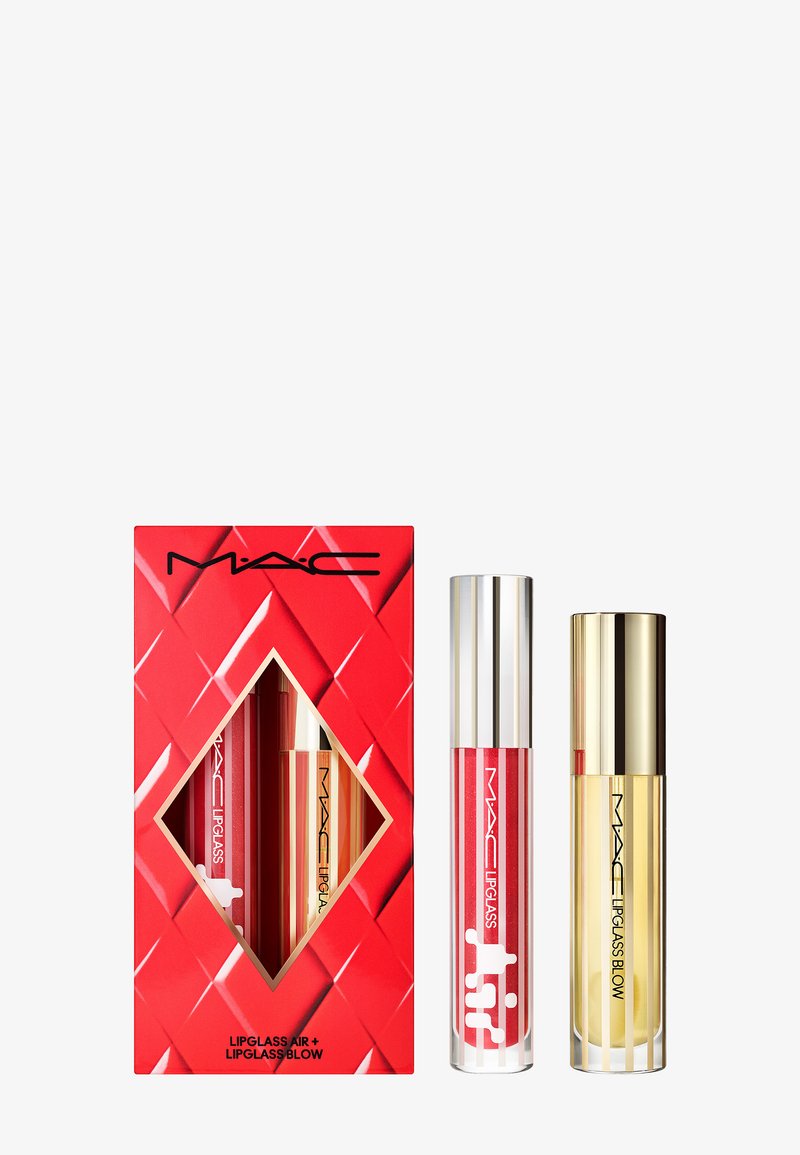 Set di lucidalabbra MAC in una scatola rossa con ritaglio a forma di diamante. Include due lucidalabbra: uno rosso con accenti argentati, uno trasparente con accenti dorati.