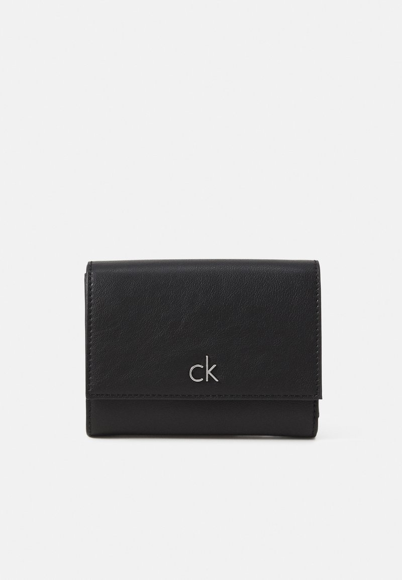 Juodas odinis piniginė su tekstūruotu paviršiumi, su sidabriniu 'ck' logotipu priekyje ir sulankstomu dizainu su švariais kraštais.
