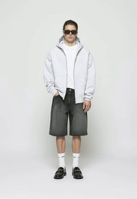 EIGHTYFIVE CUT OFF BAGGY - Jeansshorts - granite black