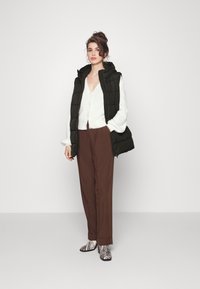 Vila - Vestito midi verde con maniche con volant | ASOS